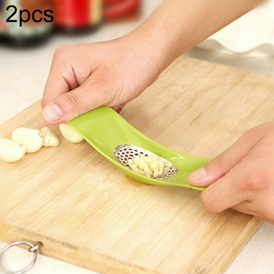 2 PCS Multifunctional Stainless Steel Arc-shaped Garlic Press Household Manual Garlic Crusher, Random Color Delivery